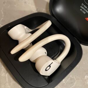 Powerbeats Pro A2048 ivory cream